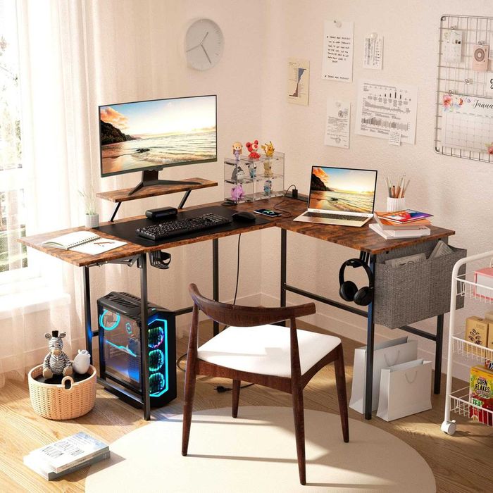 Birou gaming in forma de L, extensibil 120–150 cm, reversibil, cu lumini LED RGB, prize si incarcare USB, culoare maro