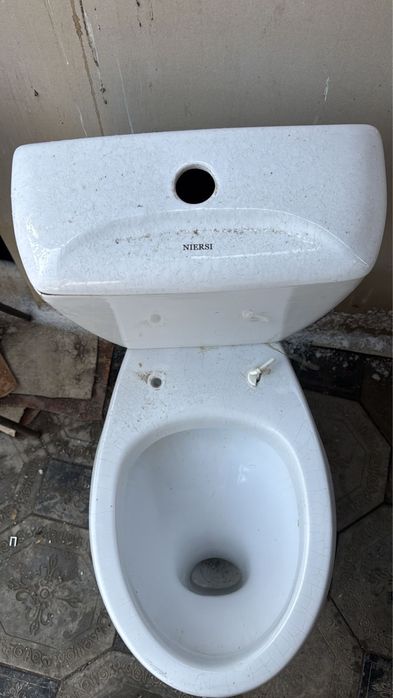 Унитаз б/у белый керамический