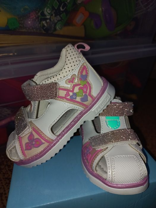 Продам новые сандали на девочку. Размер 23