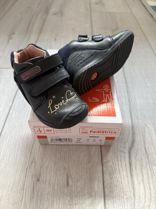 Adidasi fetite Biomecanics