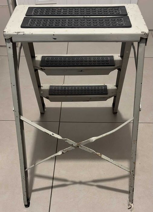 Scară metalică cu 3 trepte și platformă, foarte stabilă