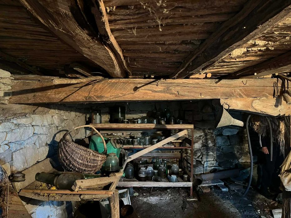 Къща с просторен двор в центъра на село Горица, община Попово