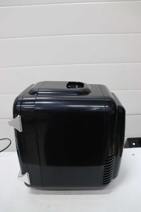 Мини хладилник Cecotec Bolero MiniCooling 4L, цвят Havana Black, работа с 12V-220V, съвместим с кола и каравана, функция за охлаждане и отопление