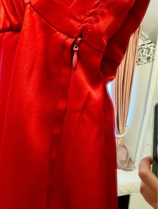 Rochie scurtă din satin roșie cu mâneci lungi Zara mărimea XS