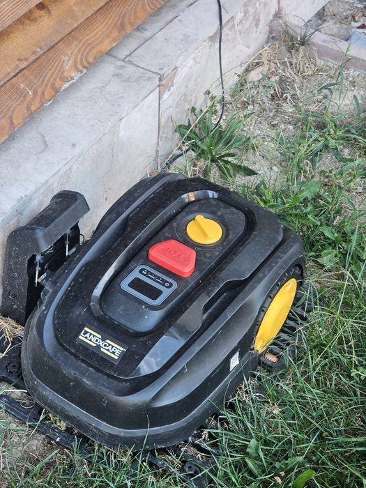 Vand robot tuns iarba