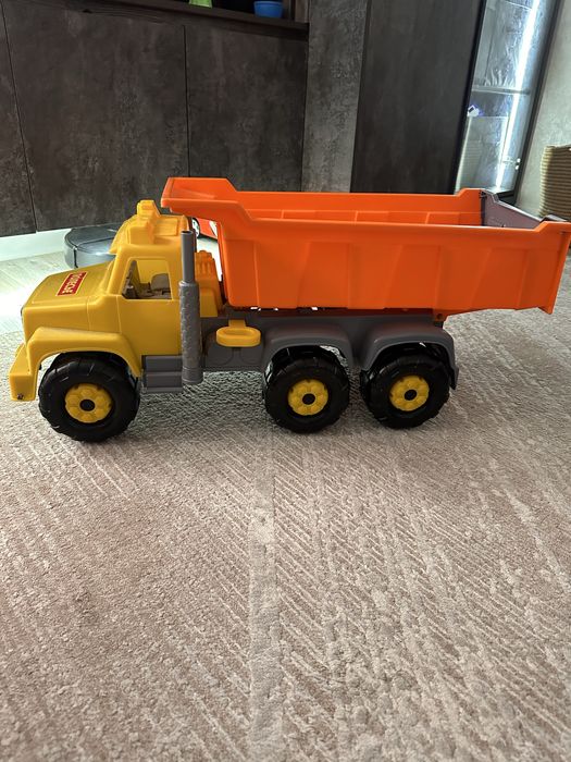 Машина самосвал гигант