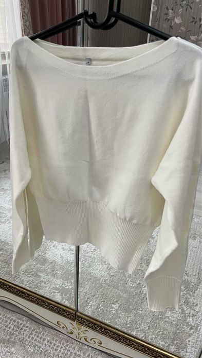 Кофта белая, приталенная