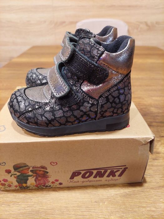 Различни детски обувки с топла подплата.