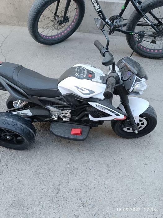 Детский матоцыкал на зарядке