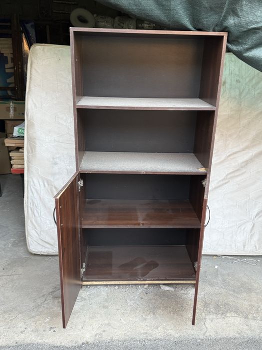 Деревянный шкаф