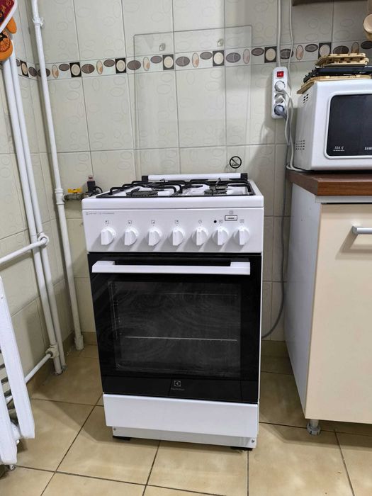 Vand mobila de bucatarie si aragaz