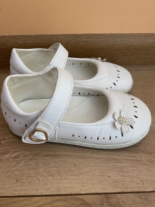 Бели обувки за момиче