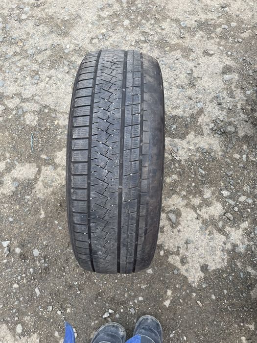 Всесезонные зимние шины 235/65/R17.