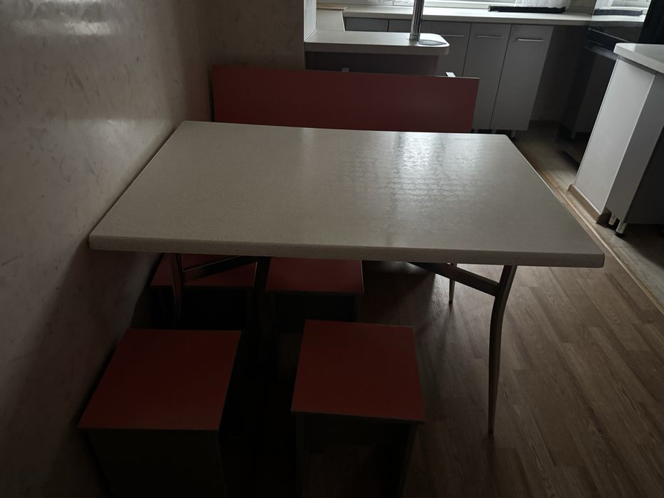 Кухонный уголок стол , сидение и табуретки