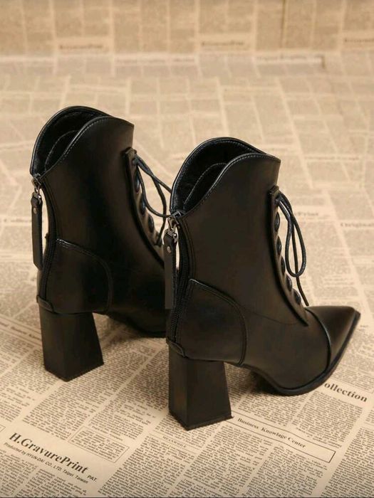 Кожени боти с остър връх