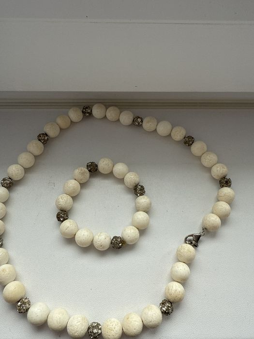 Набор из бус браслета и серег