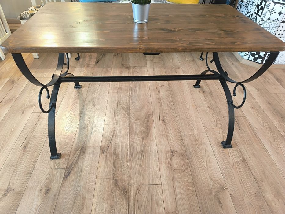 Трапезни имаси с дървен плот и желязна основа