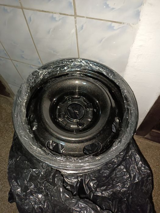 Jante  oțel,  negru  perlat, sunt noi  4x108 ET23 + anvelope  noi