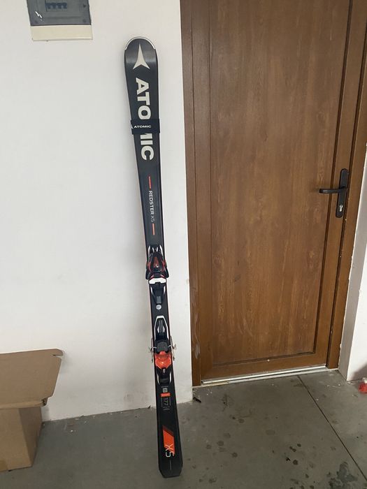 Vand schiuri ATOMIC REDSTER X5 împreuna cu bețe ATOMIC Vatra Dornei ...