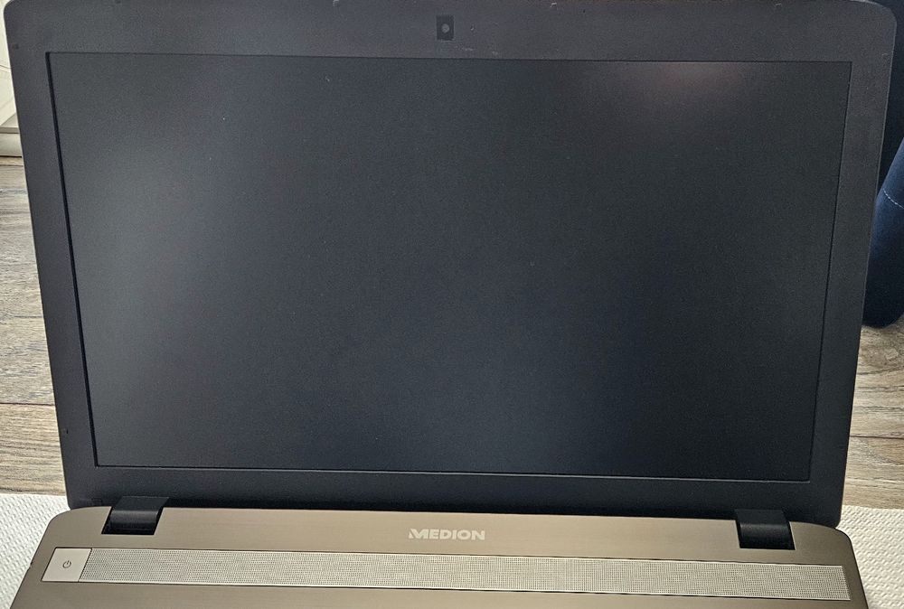 Продавам лаптоп MEDION Akoya P7631, напълно работещ,доста запазен