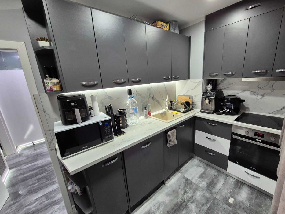 Луксозно обзаведен и отремонтиран апартамент .