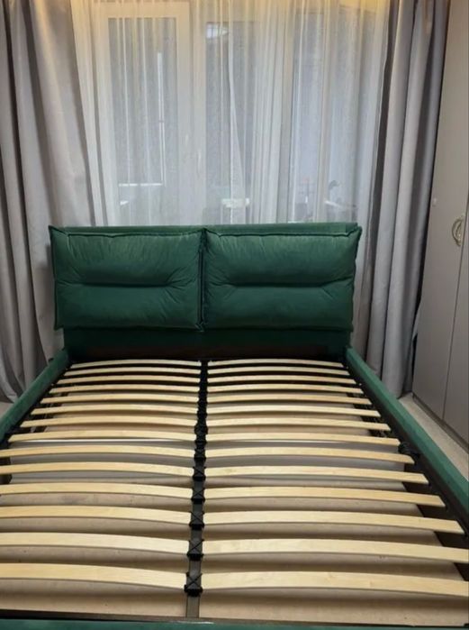 Кровать двуспальная с матрасом