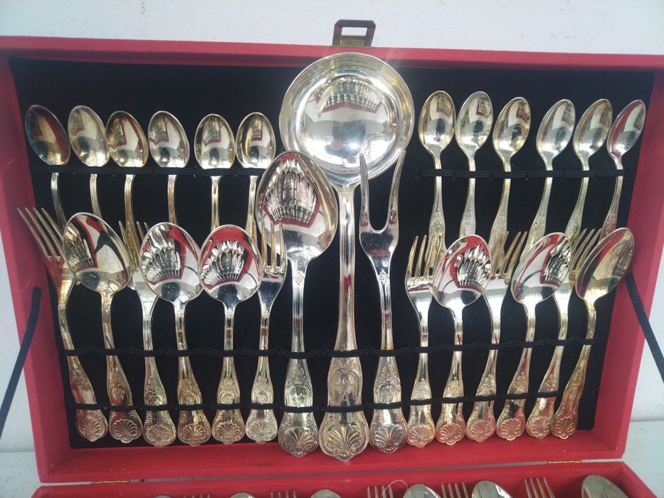 Италиански посребрени прибори за хранене. 
Комплекта е в кутия и е за