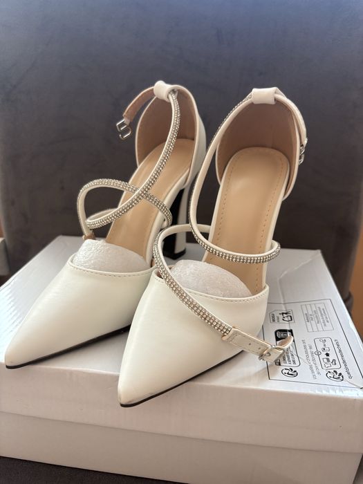 Високи бели обивки