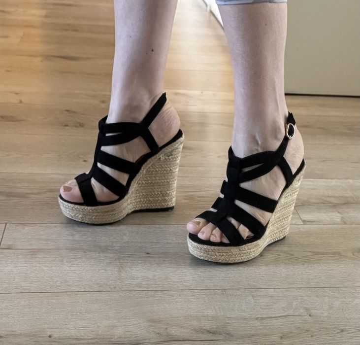 Босоножки на танкетке