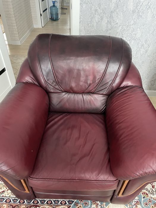 Продам 2 кожанных кресел.