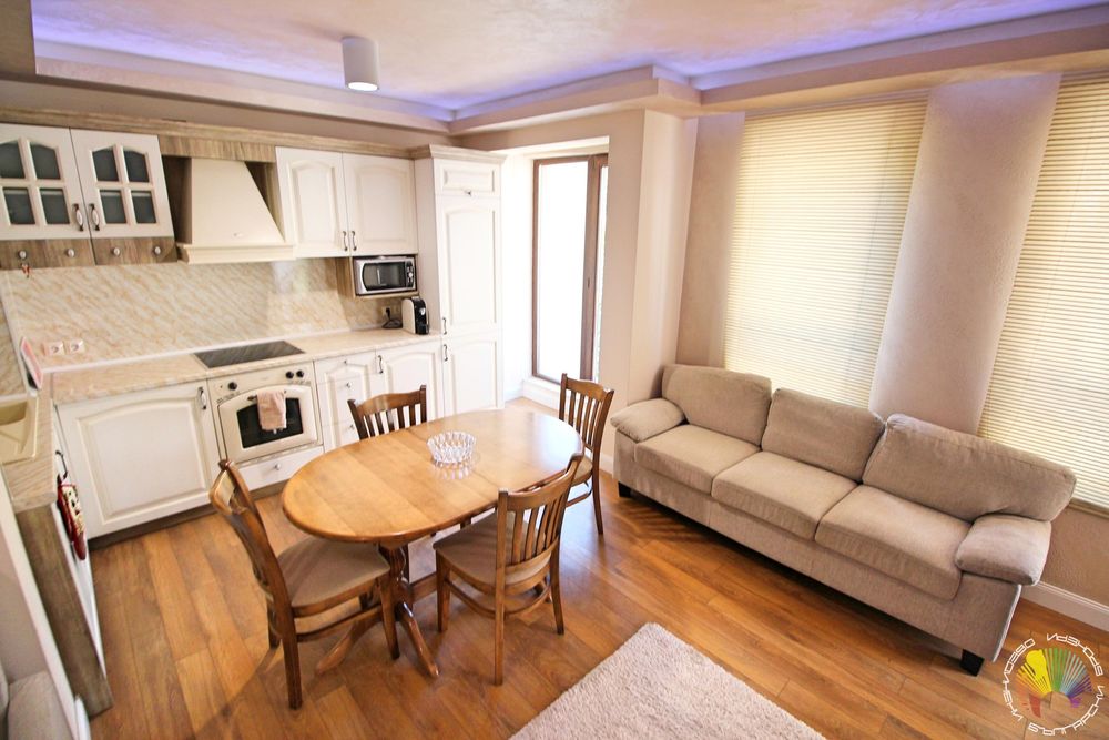 Дава се под наем Тристаен апартамент в Бургас, Център - 85 кв.м за 1200 € - Снимка #1