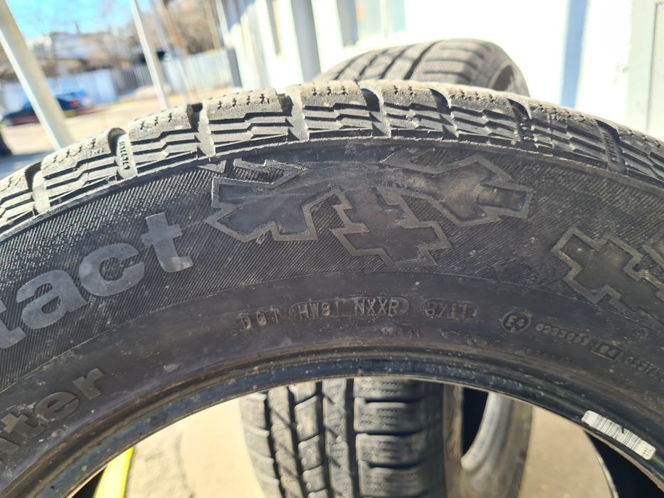 2 бр. зимни гуми 235/65/17 Continental DOT 3711 5 mm