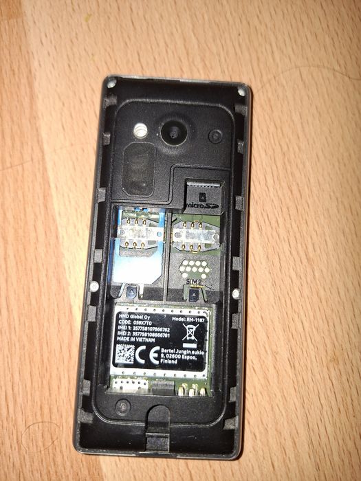 Vind telefon Nokia cu 2 cartele in stare bună.