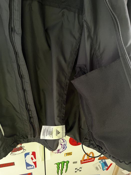 Jacheta Adidas Windbreaker – protecție și stil sport