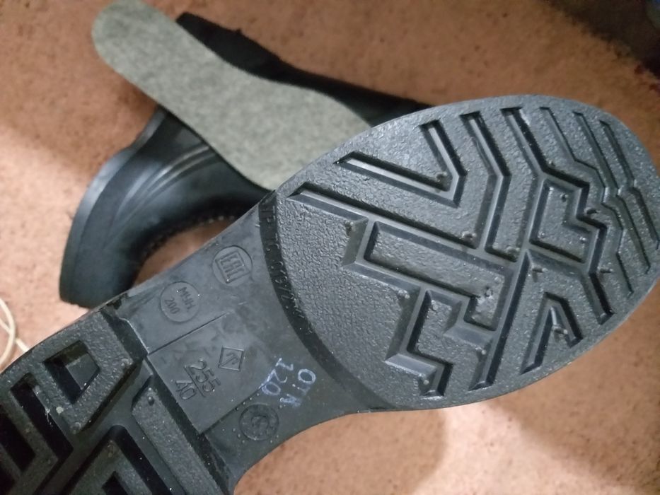 Продам резиновые сапоги