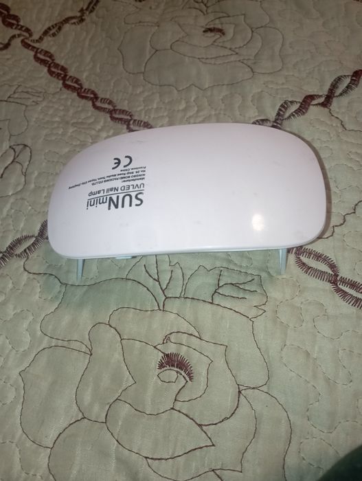 Se vinde mini lampă pentru unghii ultra UV este aproape noua