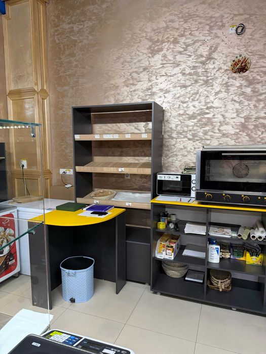 Ansamblu cu 3 vitrine de sticlă ,rafturi Paine ,foietaj sau diverse tot ansamblu