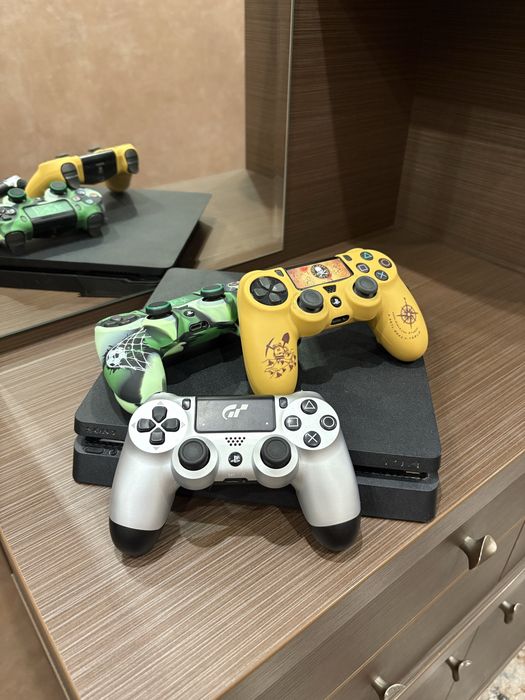 Волан и PlayStation 4 с три джойстика и игри