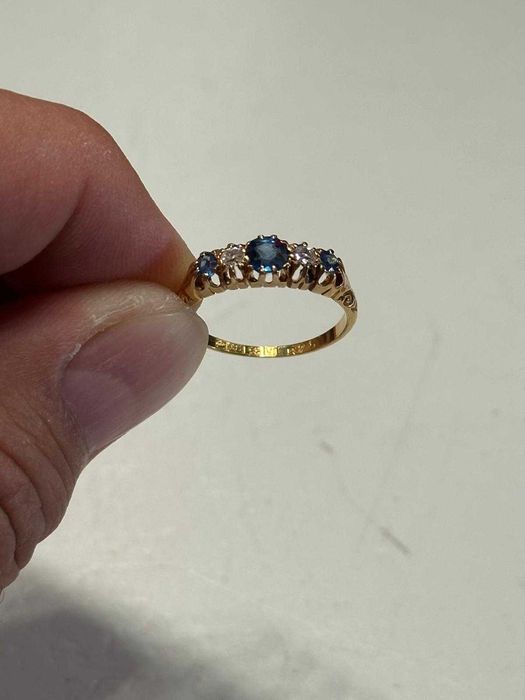 INEL AUR 18K + 3 SAFIRE = 0.30CT + 2 DIAMANTE = 0.10CT - Anglia - 3.4g. - Vintage !