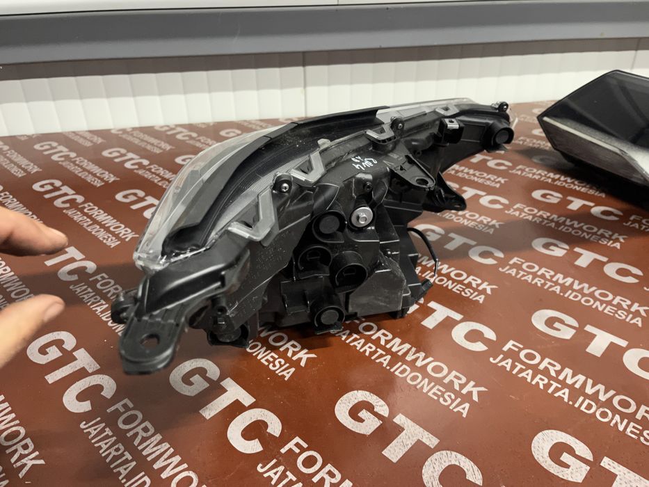 Ляв и десен фар Toyota Rav 4 5 2022-