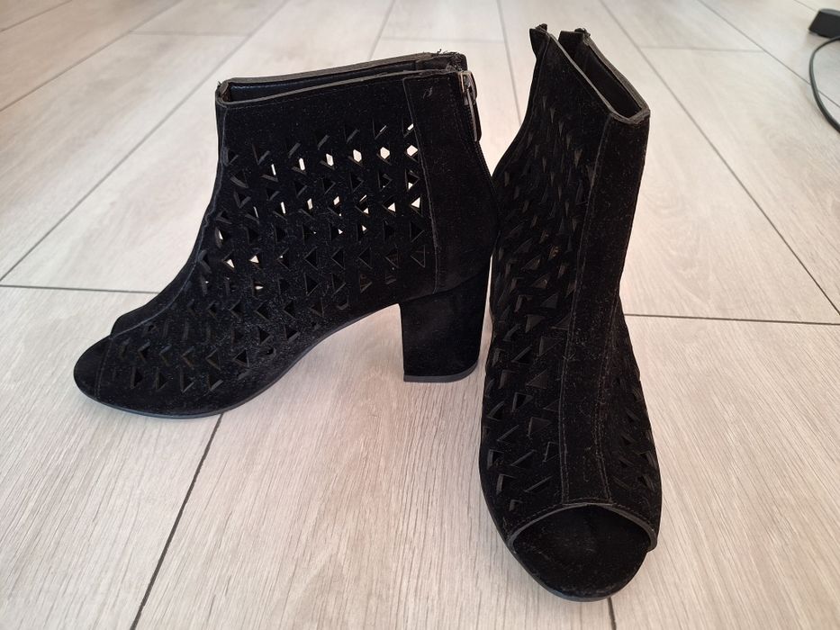 Ghetute decupate  elegante nr 37 noi