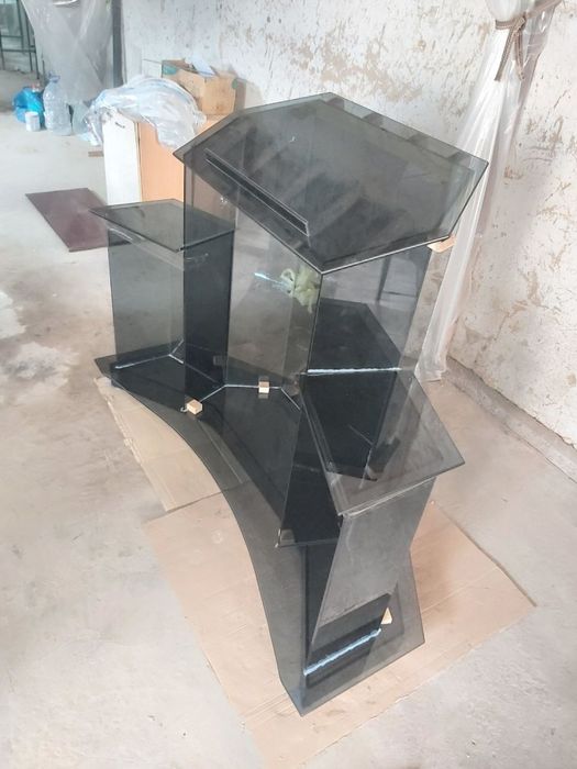 Полки из стекла, створки из стекла. Стеклянные конструкции.