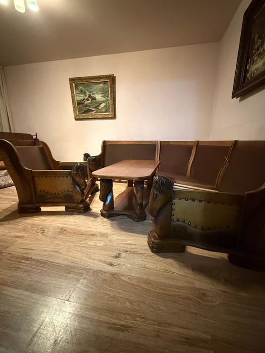 Canapea, fotoliu, masa de lemn. Fara perne, pot fi comandate separat