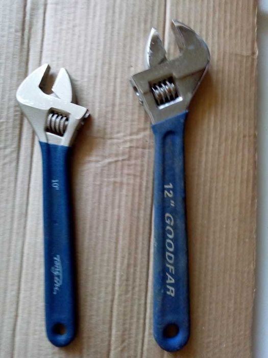 Cекатор, ножовка, молоток, разводные ключи