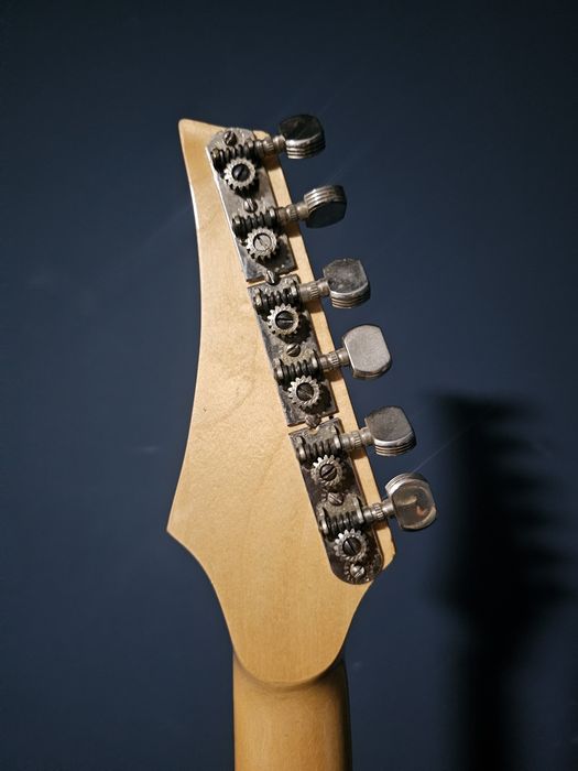 Продаётся винтажная электрогитара