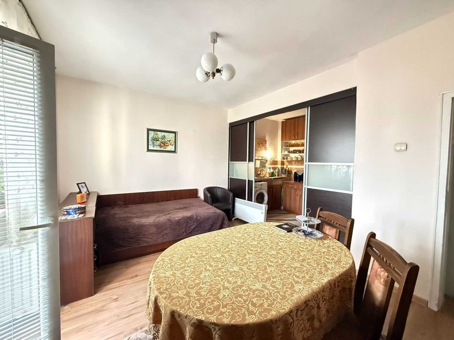 Тухлен апартамент за продажба в сграда с асансьор - Падало