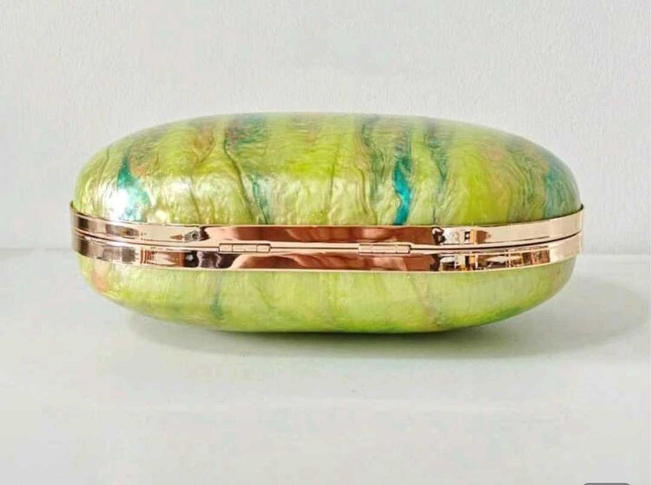 Елегантен клъч в зелени нюанси с перлена закопчалка