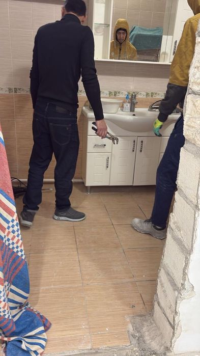 Продается мебель для ванной  шкаф с раквиной+зеркало