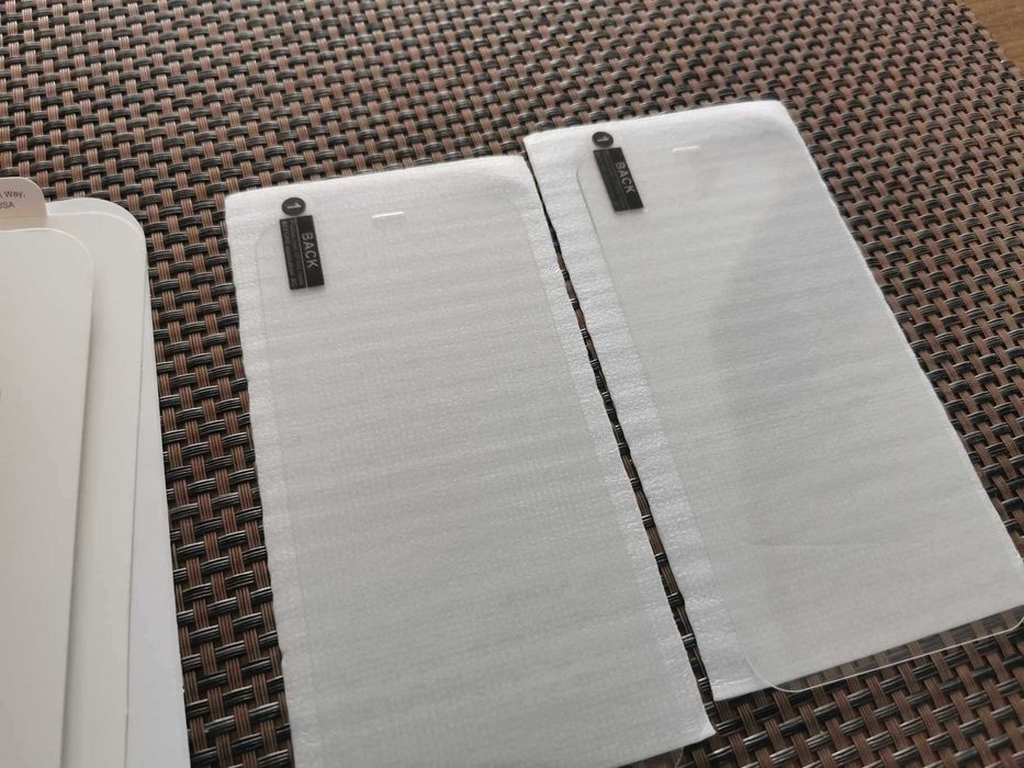 Set husa de silicon + 2 folii sticla ecran pt Iphone 12 sau 12 pro