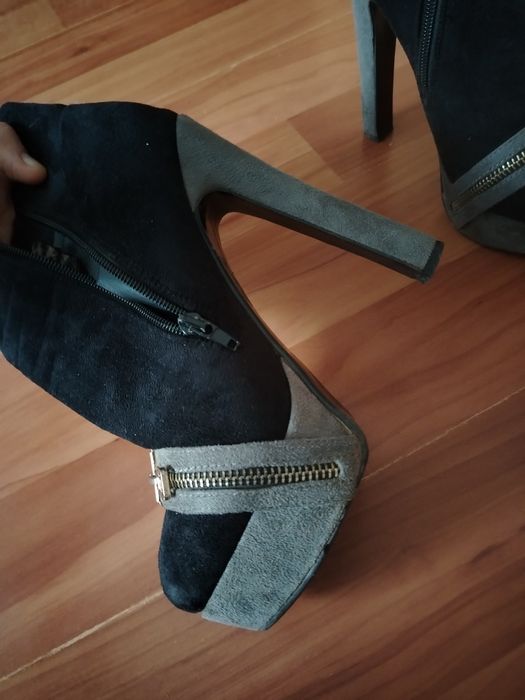 Велурени боти на висок ток